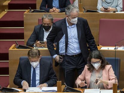 El presidente de la Generalitat Valenciana, el socialista Ximo Puig, junto al vicepresidente Héctor Illueca, de Podem, y Mónica Oltra, de Compromís, en las Cortes Valencianas, en una imagen de septiembre de 2021.