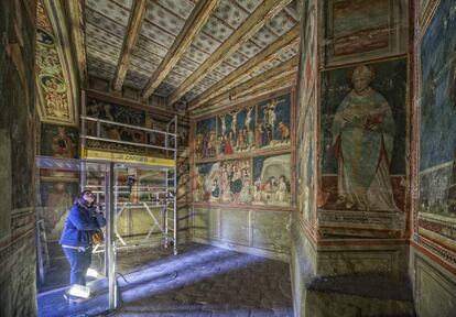 La capilla con el cubículo de cristal que se colocó para que los visitantes pudieran verla durante los trabajos de restauración.