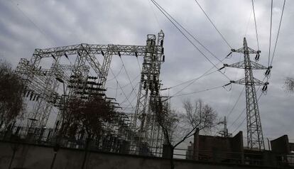 Una torre el&eacute;ctrica junto a unas instalaciones de Fecsa en Barcelona