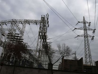 Una torre el&eacute;ctrica junto a unas instalaciones de Fecsa en Barcelona