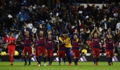 Los jugadores del Barcelona dejan el Bernabéu tras el 0-4.