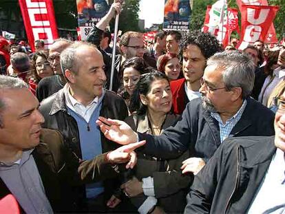 De izquierda a derecha, Rafael Simancas (PSOE), Miguel Sebastián (PSOE), Inés Sabanés (IU) y Pedro Zerolo (PSOE) durante la manifestación del Primero de Mayo.