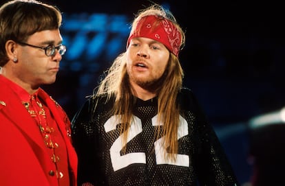 Elton John y Axl Rose en un concierto homenaje a Freddie Mercury en 1992.