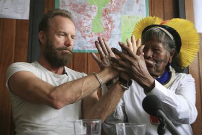 Sting (izquierda) y el cacique Raoni durante un acto de protesta contra la hidroeléctrica, en 2009.