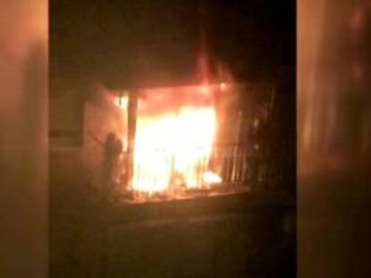 Un matrimoni queda atrapat per les flames al balcó de casa seva