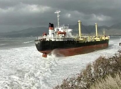 Uno de los barcos encallados en aguas del Mar Negro por el temporal.