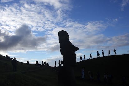 Visitantes caminan alrededor de la la estructura ceremonial Tongariki durante la cumbre, este viernes.