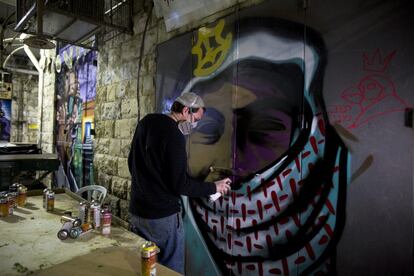 El artista callejero Solomon Souza trabaja en uno de sus grafitis en el mercado Mahane Yehuda.
