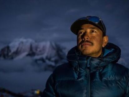 Entrevista al alpinista nepalí que subió los 14 ochomiles en seis meses