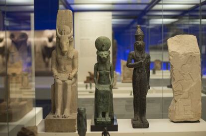 Figuras de la exposición 'Animales y faraones. El reino animal en el Antiguo Egipto', en CaixaForum Madrid, en marzo.