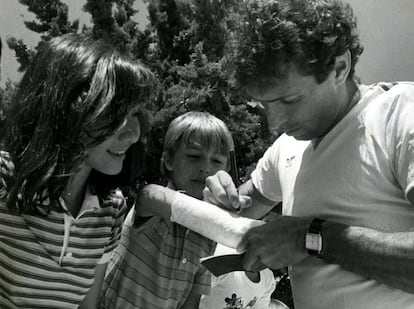 Quini firma un autógrafo a un niño en su escayola en el lugar de concentración de la selección española en los Mundiales de 1982.