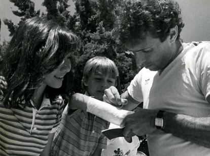 Quini firma un autógrafo a un niño en su escayola en el lugar de concentración de la selección española en los Mundiales de 1982.