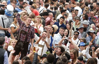 Visitantes celebran el Oktoberfest en Múnich (Alemania), el 28 de septiembre de 2014.