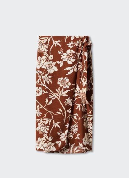 Tipo pareo, con largo ‘midi’ y estampado de flores: así es una de las faldas más buscadas de Mango. 29,99 €