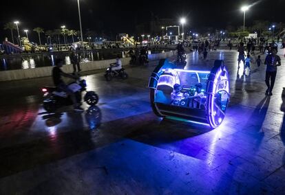 Junto a la plaza de los Mártires muchos jóvenes hacen acrobacias con motos mientras un vehículo muy iluminado y que se balancea continuamente sirve de entretenimiento para los niños.