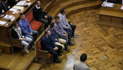 Els vuit 'mossos' condemnats pel 'cas Raval', durant el judici a l'Audiència de Barcelona.
