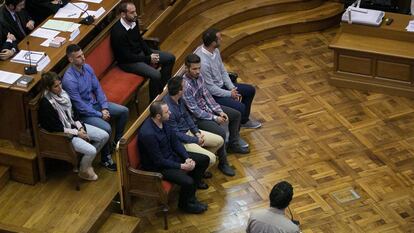 Los ocho &#039;mossos&#039; condenados por el &#039;caso Raval&#039;, durante el juicio en la Audiencia de Barcelona.