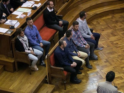 Els vuit 'mossos' condemnats pel 'cas Raval', durant el judici a l'Audiència de Barcelona.