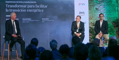 Juan Carlos Guzmán (izquierda), 'global head' de Energy de Minsait, charla con Manuel Marín, director general Digital Solutions Iberia de Enel, y David Sanz, 'head' de Enterprise Sales en AWS.