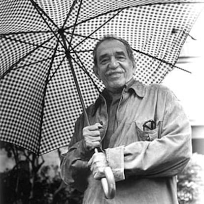 Gabriel García Márquez, en el jardín de su casa de México.