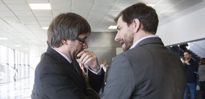 El presidente de la Generalitat, Carles Puigdemont, junto al consejero de Salud, Toni Com&iacute;n.