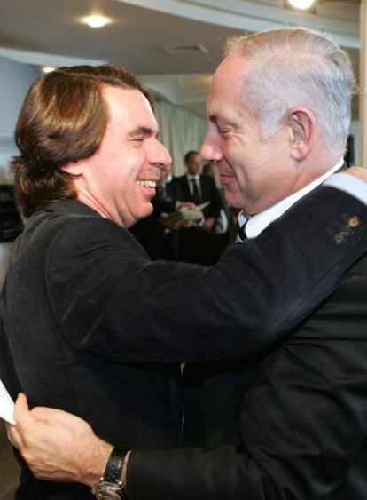 Aznar abraza al líder la oposición israelí, Benjamín Nethanyahu