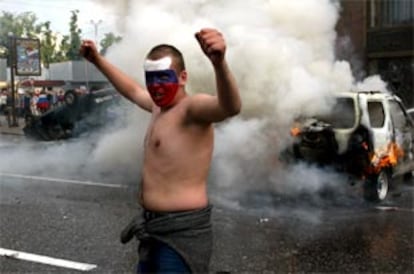 Uno de los participantes en los disturbios moscovitas se muestra desafiante.