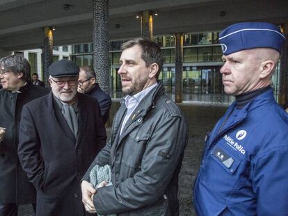 Carles Puigdemont, Lluís Puig y Toni Comín salen de la fiscalía de Bruselas, este lunes.