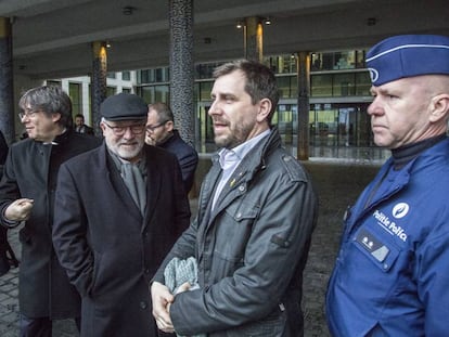 Carles Puigdemont, Lluís Puig y Toni Comín salen de la fiscalía de Bruselas, este lunes.