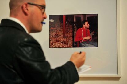 Un visitante observa una de las fotografías del nominado al Turner, Luke Fowler.