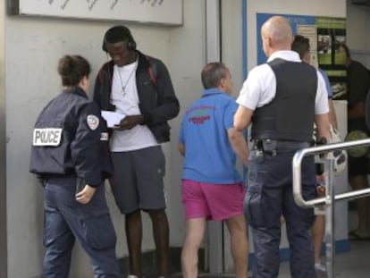 Cientos de subsaharianos se quedan atrapados en la localidad guipuzcoana ante la presión de la policía francesa