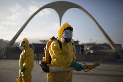 Los inspectores empiezan a rociar insecticida alrededor de Sambódromo de Río de Janeiro, recinto al aire libre donde miles de bailarines y músicos desfilarán en los carnavales.