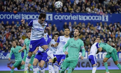 El jugador del Zaragoza, Alex Blanco, golpea con la cabeza el balón. 