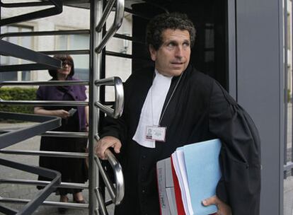 Peter Robinson, abogado defensor del ex líder serbobosnio Radovan Karadzic, sale de la sede del tribunal en La Haya