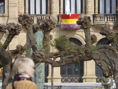 La bandera republicana ondea en la fachada del Ayuntamiento donostiarra en abril de este año.