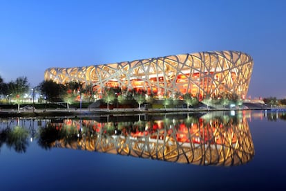 Oficialmente bautizado como Estadio Nacional de Pekín (<a href="http://www.n-s.cn/html/enindex.jsp" rel="nofollow" target="">n-s.cn</a>), pero conocido popularmente como el Nido de Pájaro, fue construido para albergar los Juegos Olímpicos de 2008 y demostrar el poderío tecnológico y creativo de China. Con una capacidad para 80.000 espectadores, se encuentra en el Parque Olímpico, a unos ocho kilómetros del centro de la capital china. Firmado por los arquitectos suizos Herzog & de Meuron, y el arquitecto chino Li Xinggang, debe su apodo al peculiar entrelazado de acero exterior, que parece un entramado de ramas. Después de los Juegos Olímpicos, el estadio se ha convertido en un centro donde pueden participar todos los ciudadanos en actividades y espectáculos deportivos.