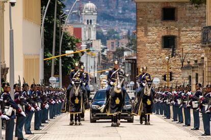 Elementos de la guarida presidencial de Colombia, escoltan el vehículo en el que viaja Pedro Sánchez a su llegada a la Casa de Nariño, el 24 de agosto de 2022, en Bogotá. 