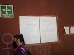 Fachada del Queen Mary school en la delegación Cuauhtemoc de la Ciudad de México, con los carteles que las estudiantes han colocado describiendo los abusos sexuales que recibieron de miembros del profesorado y estudiantes.
23 de marzo de 2021