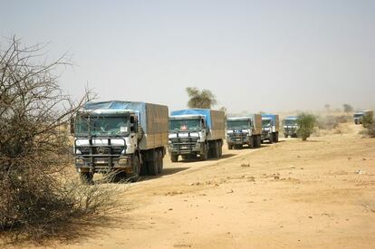 2006, convoy de ayuda alimentaria en Darfur, Sudán. La maquinaria logística del Programa Mundial de Alimentos en las emergencias es impresionante. Durante los años en los que trabajé en Darfur, alrededor de dos millones de personas habían resultado desplazadas de sus lugares de residencia por la guerra. Esto suponía el traslado de miles de toneladas de alimentos y otros suministros cada mes para atender sus necesidades básicas.