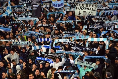 Aficionados del Lazio antes del derbi.