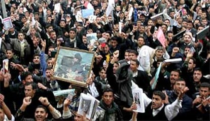 Iraquíes gritan consignas contra los ocupantes de EE UU y exhiben fotos del dictador detenido durante una manifestación en Mosul el pasado martes.