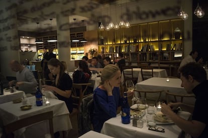 Para comer bien en exóticos de Estambul hay que explorar los barrios más frecuentados por los estambulitas más modernos. Y tanto críticos como aficionados a la buena comida adoran los platos creadosde la chef Didem Senol en Lokanta Maya, su estiloso restaurante cerca del puerto de Karaköy.