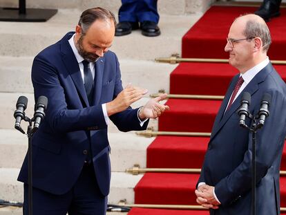 El primer ministro saliente Edouard Philippe, a la izquierda, aplaude al entrante Jean Castex, durante la ceremonia de posesión del cargo este viernes, en París.