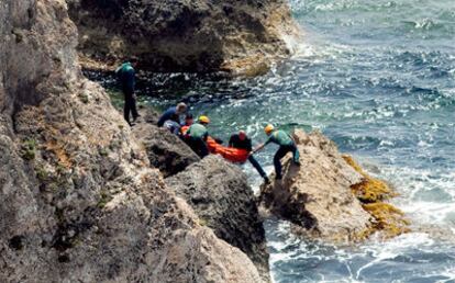 La Guardia Civil y los bomberos recuperan el cadáver de Miquel Dalmau, encontrado en un precipicio de Cap Blanc.