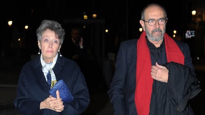 Miguel Rellán y Rosa María Mateo llegando al Teatro Real de Madrid en enero de 2019.