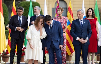 La presidenta del Congreso, Francina Armengol, junto al presidente de la Generalitat de Cataluña, Salvador Illa, durante la foto de familia. 