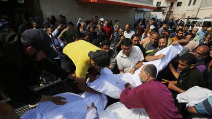 Los cuerpos de varios palestinos muertos por los ataques israelíes son llevados a enterrar en Deir al Balah, en la franja de Gaza .