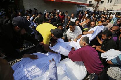 Los cuerpos de varios palestinos muertos por los ataques israelíes son llevados a enterrar en Deir al Balah, en la franja de Gaza .