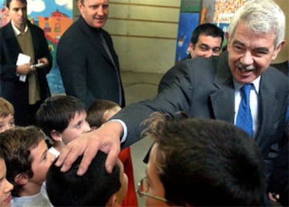 Maragall saluda a un grupo de niños en un colegio de Vic.