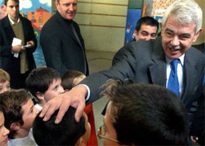 Maragall saluda a un grupo de niños en un colegio de Vic.